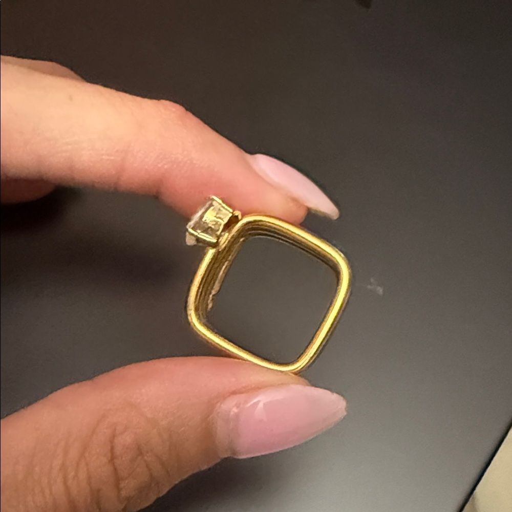 Elegant Gold Ring with Clear Stones - Costume Jewelry Ring - LIKE NEW - Picture 5 of 6